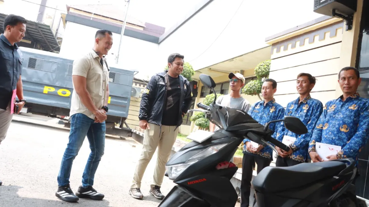 Polres Lamongan Beri Penghargaan Empat Warga yang Gagalkan Curanmor di Puskesmas Deket