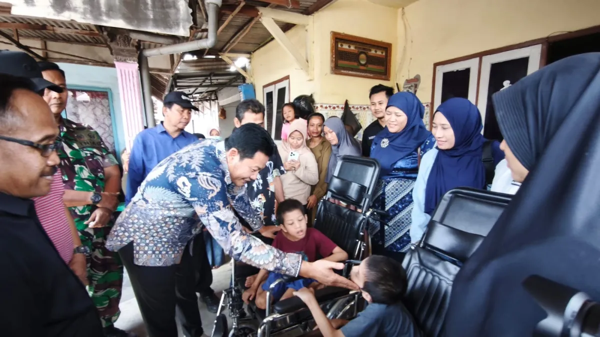 Bupati Subandi Hadir Langsung, Berikan Bantuan Kursi Roda bagi Warga  Kecamatan Sidoarjo