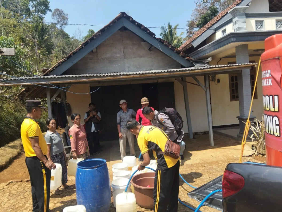 Polres Trenggalek Distribusikan Air Bersih ke Pelosok Desa Melalui Patroli Gentong dan Kendil