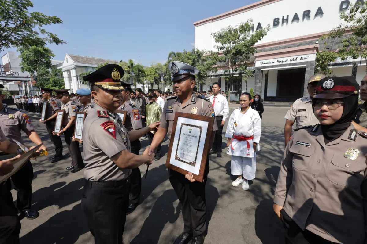 Ratusan Personel dan Masyarakat Berprestasi Terima Penghargaan Kapolrestabes Surabaya