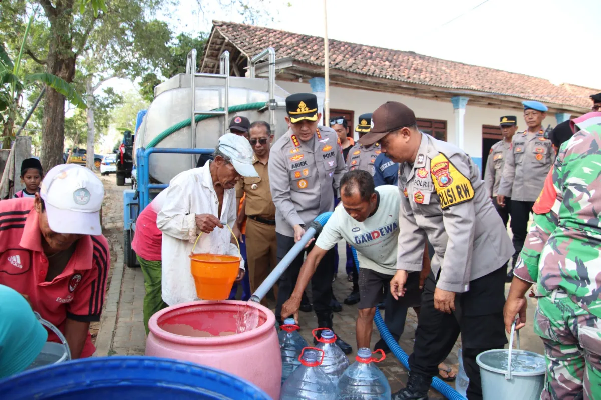 Peduli Warga Terdampak Kekeringan, Kapolresta Sumenep Distribusikan Air Bersih ke Batuputih
