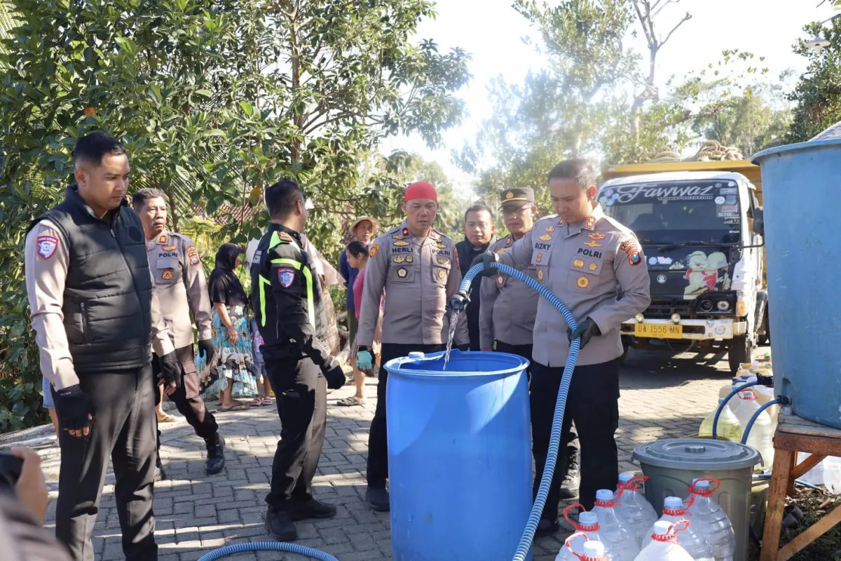Terapkan Ecology Policing, Patroli Gentong Polres Trenggalek Kembali Salurkan Bantuan Air Bersih