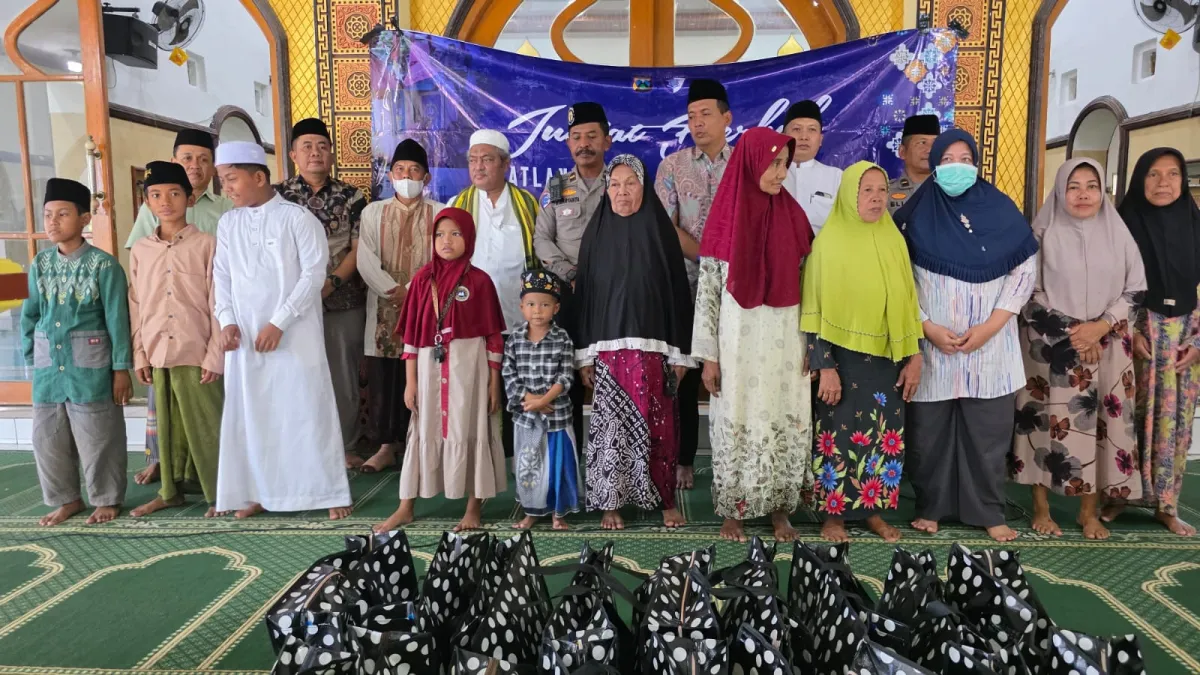 Satlantas Polres Bangkalan Gelar Jumat Berkah, Bagikan Sembako kepada Warga