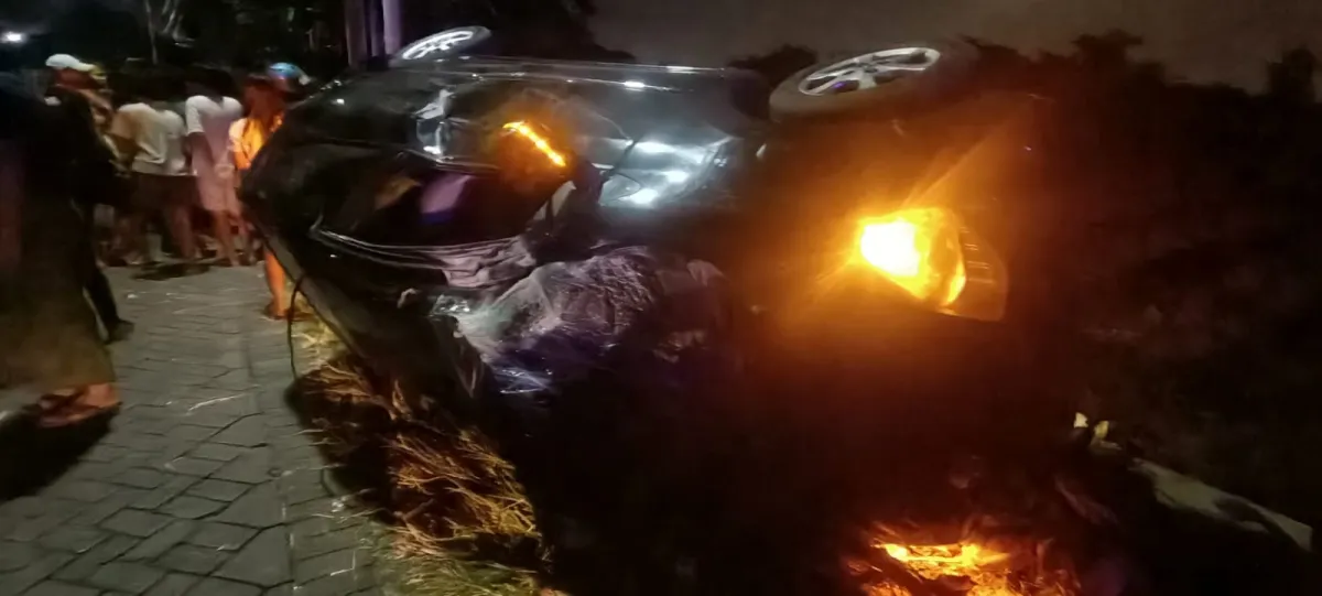 Toyota Agya Terbalik di Randu Padangan Menganti, Pengemudi Diduga Dipengaruhi Miras