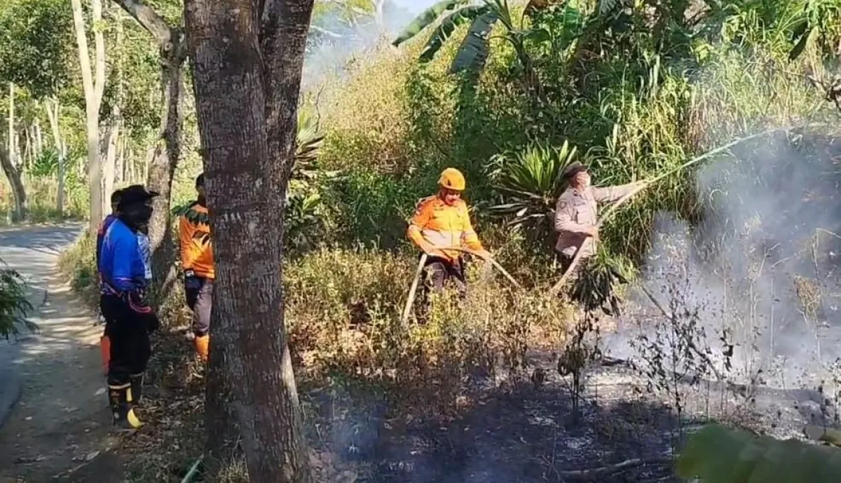 Sinergi Polres Bondowoso dan Tim Gabungan Padamkan Karhutla di Kawasan Wisata Black Lava Ijen