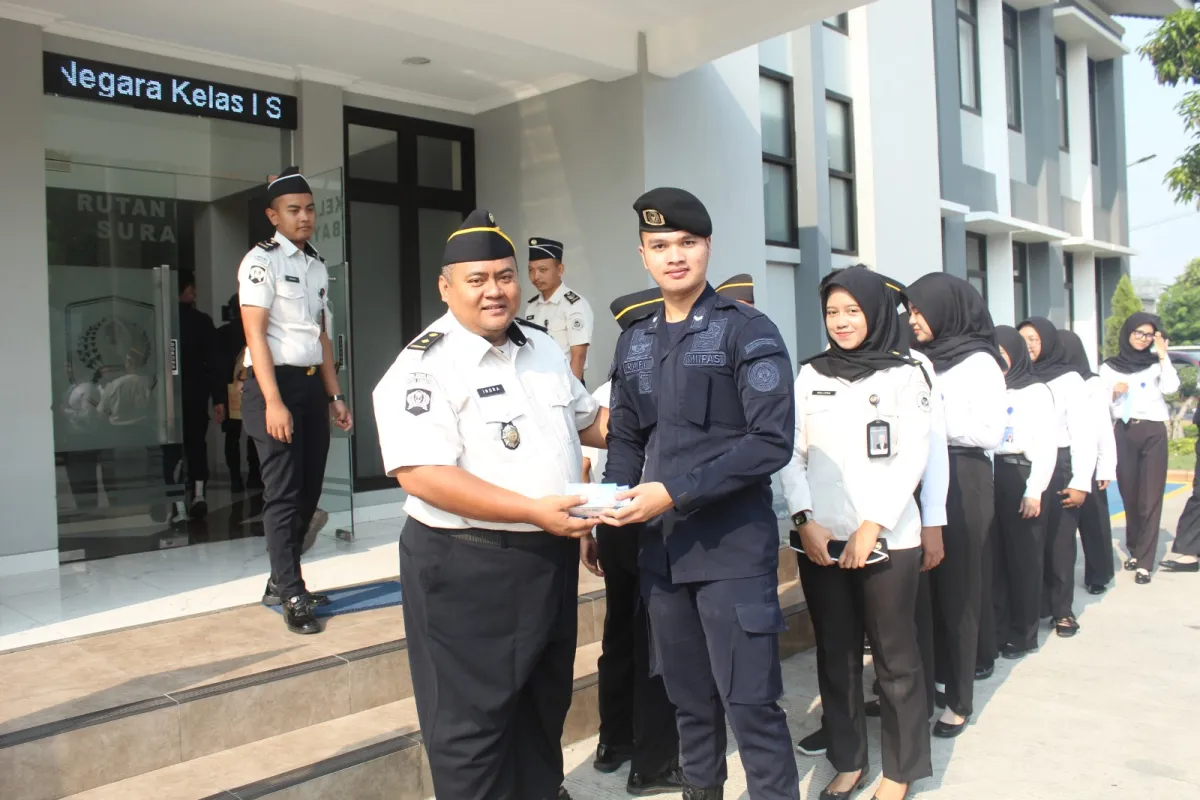 Rutan Kelas I Surabaya Jaga Kebugaran Petugas, Vitamin dan Suplemen Dibagikan Usai Apel Pagi
