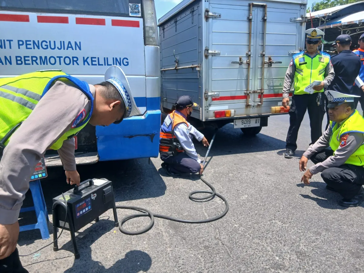Tingkatkan Kepatuhan dan Tekan Polusi, Satlantas Polres Pelabuhan Tanjung Perak Gelar Operasi Gabungan di Jalan Pegirian