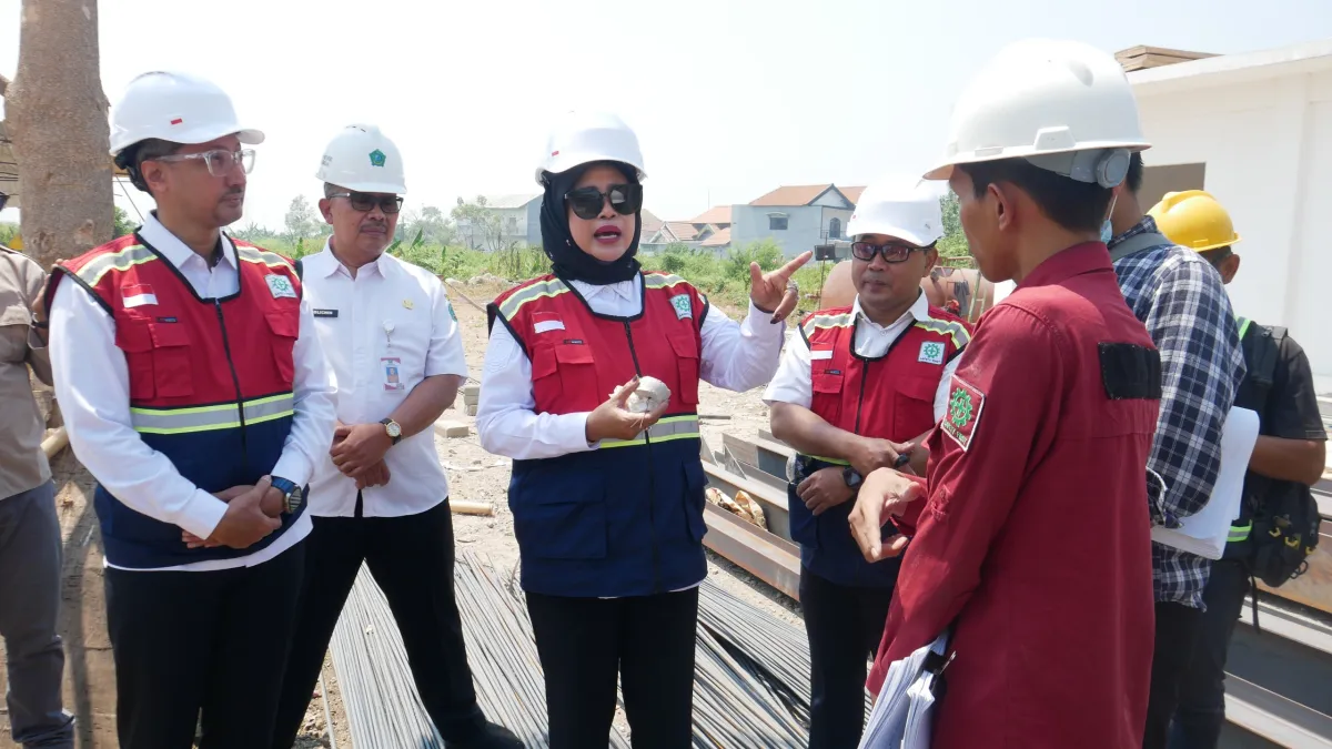 Sidak Pembangunan Gedung HD RSUD Sidoarjo Barat, Wabup Mimik Soroti  Kualitas Material dan Keterlambatan Proyek