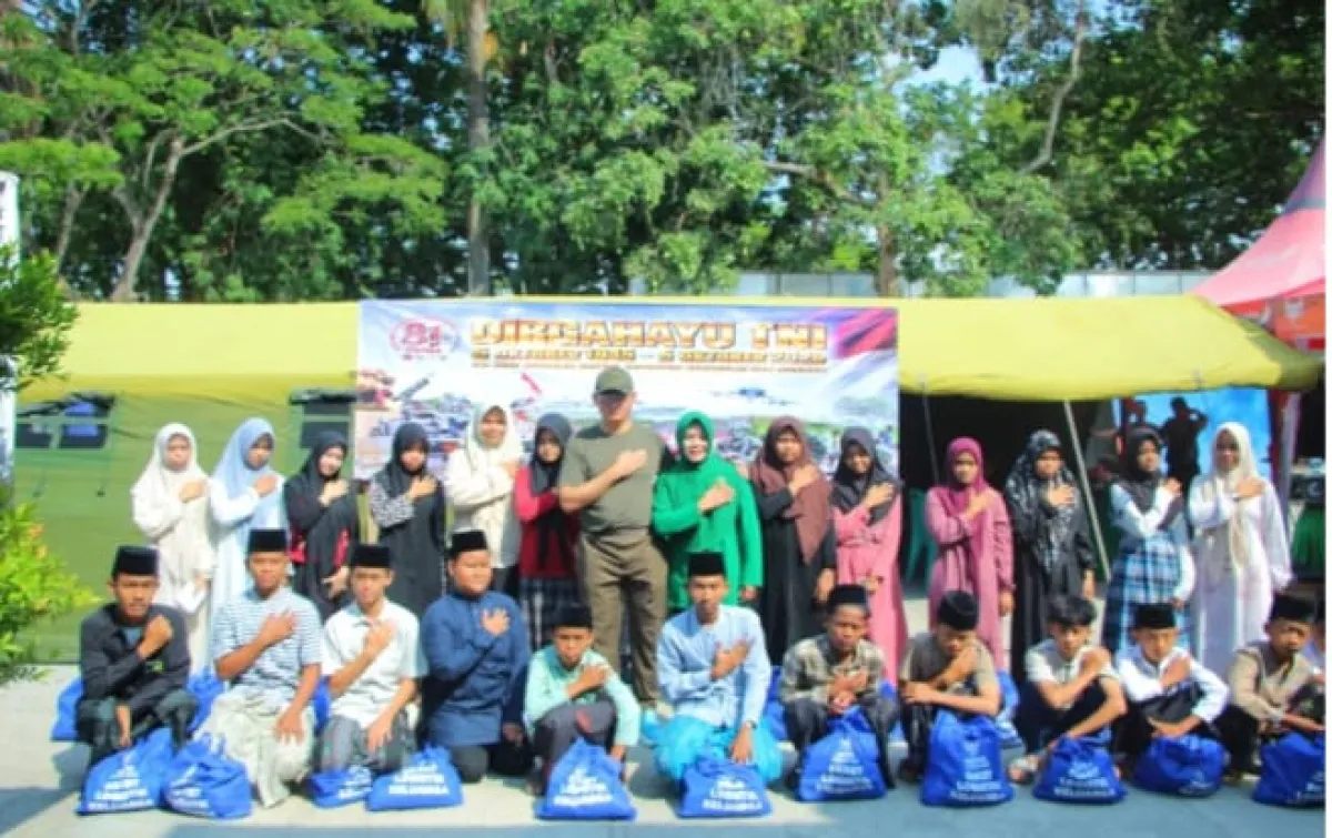Kodim 0828/Sampang Gelar Bakti Sosial Pembagian Sembako Peringati HUT TNI ke-81