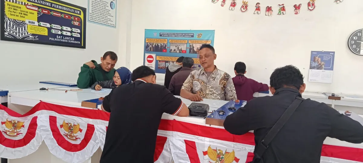 Petugas Satpas SIM Colombo Surabaya, Berikan Pendampingan dan Pelayanan Prima kepada Masyarakat