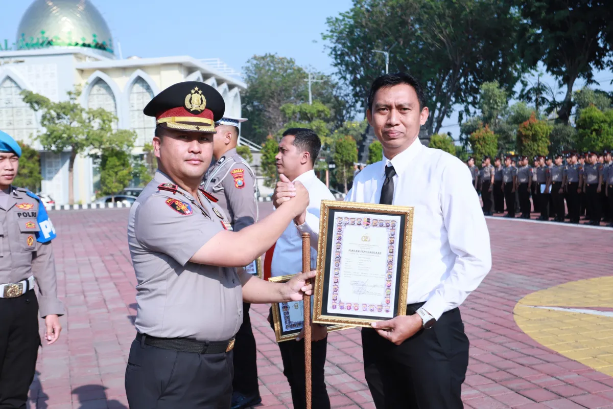Lima Personel Polres Gresik Raih Penghargaan atas Prestasi Pelayanan Prima Tingkat Nasional