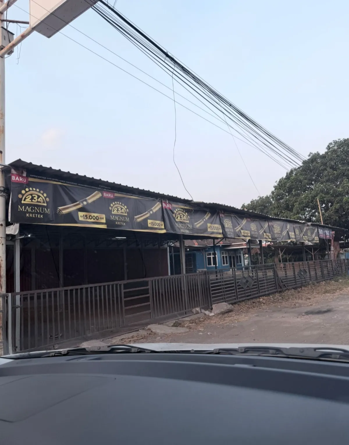 Diduga Banner "Magnum Kretek" Dipasang Tanpa Izin, Pemilik Toko Siapkan Gugatan ke PT HM Sampoerna dan Vendor