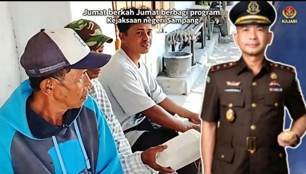 Kejari Sampang Gelar Aksi Sosial "Jumat Berkah" Bagi Masyarakat Para Pekerja Informal di Sepanjang Jalan Protokol