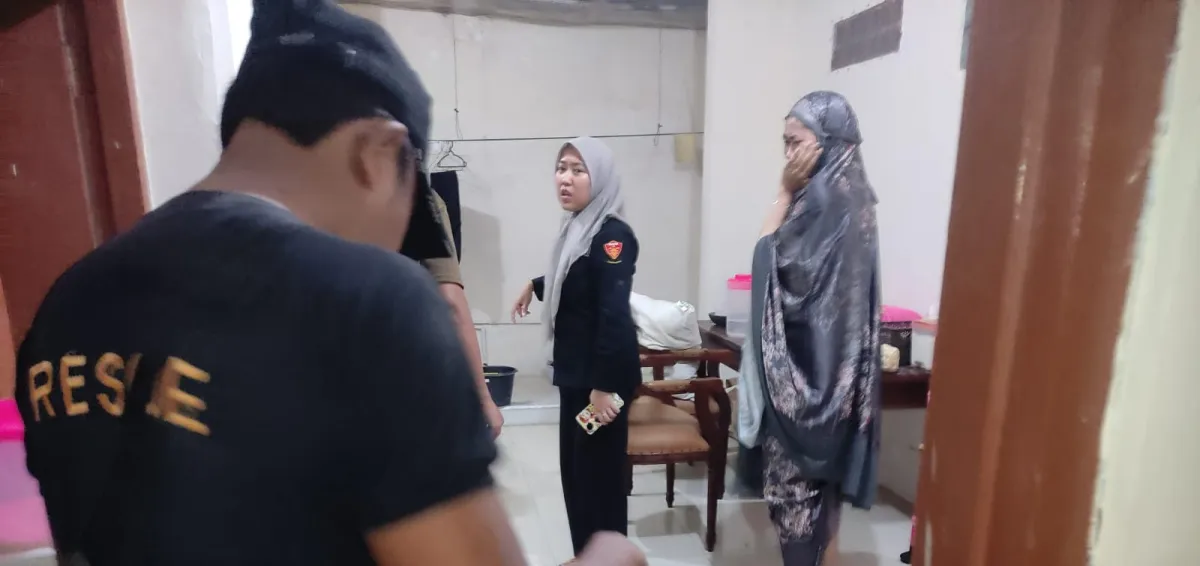 Tim Damkar Sampang Evakuasi Ular dari Kamar Kantor Kejaksaan
