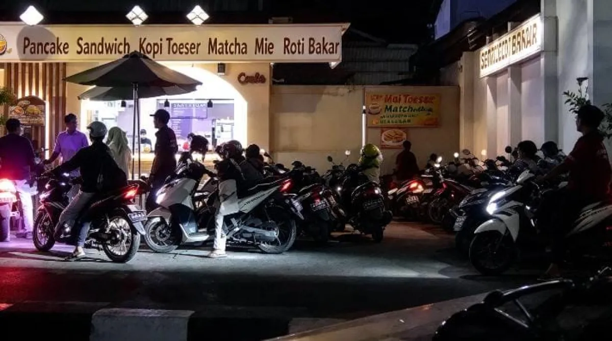 Caption Foto: Aktivitas parkir liar di Rumah Makan dan Cafe AGN Signature yang berlokasi di Jalan Jaksa Agung Suprapto