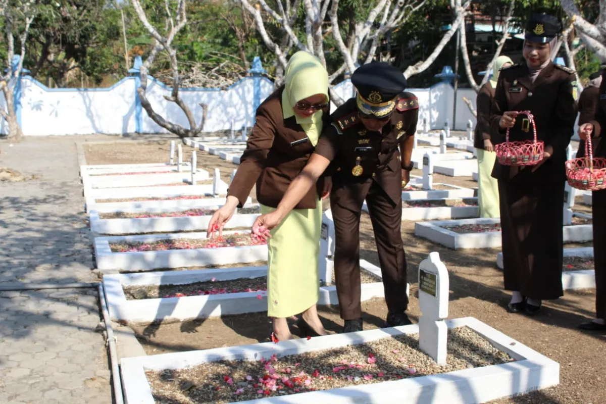 Peringati Hari Lahir Kejaksaan RI Ke-81, Kejari Sampang Gelar Ziarah Khidmat di Taman Makam Pahlawan Kusuma Negara