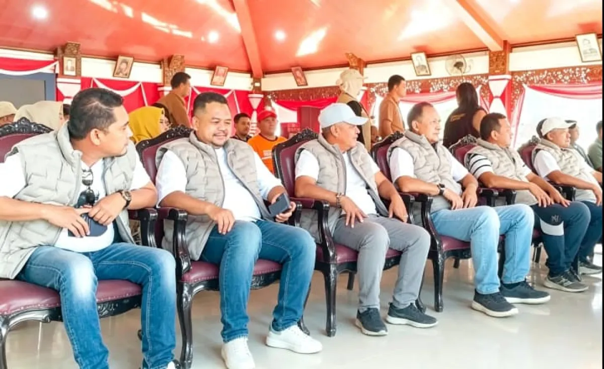 Tak Cuma Urusan Keuangan, Bank Sampang Turun Tangan Salurkan Bantuan Air Bersih