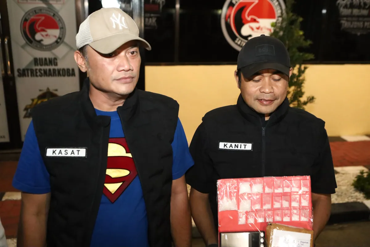 Polres Pelabuhan Tanjung Perak Amankan Pengedar Sabu di Lakarsantri, Sita 42 Gram Sabu. 