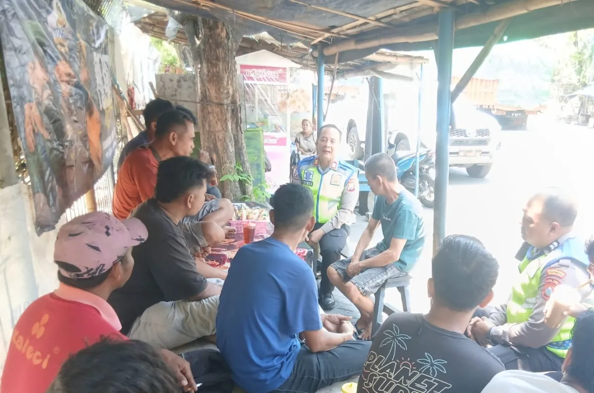 Sosialisasi Tertib Lalu Lintas, Satlantas Polres Pelabuhan Tanjung Perak Imbau Sopir Truk Manfaatkan Buffer Area