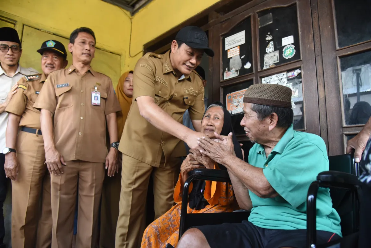 Dua Warga Krian Dikunjungi Bupati Subandi, Bersyukur Dibantu Kursi Roda  dan Perbaikan Rumah