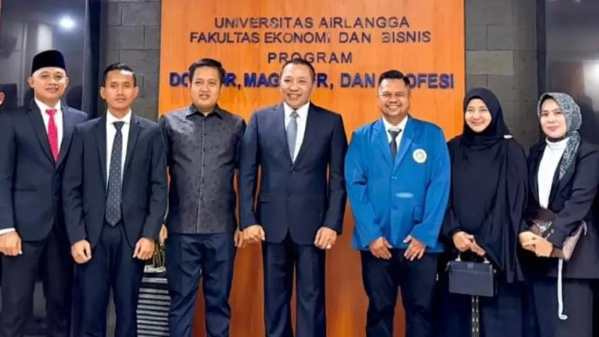 Caption Foto: Bupati Sampang H. Slamet Junaidi, Ketua DPRD kabupaten Sampang H. Rudy Kurniawan beserta anggota dewan Alan Kaisan juga Jakfar Sodiq