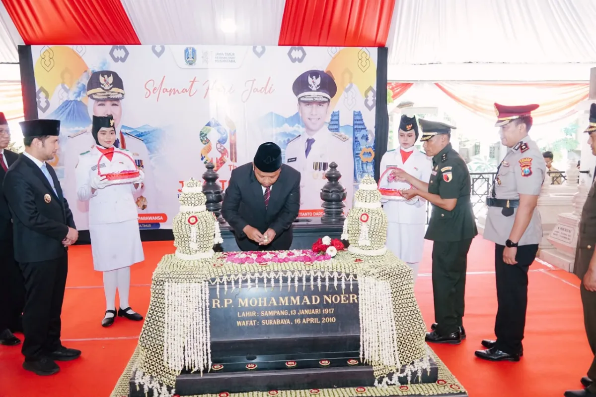 Peringati Hari Jadi Jatim ke-81, Wagub Emil Dardak Ziarah ke Makam RP Mohammad Noer