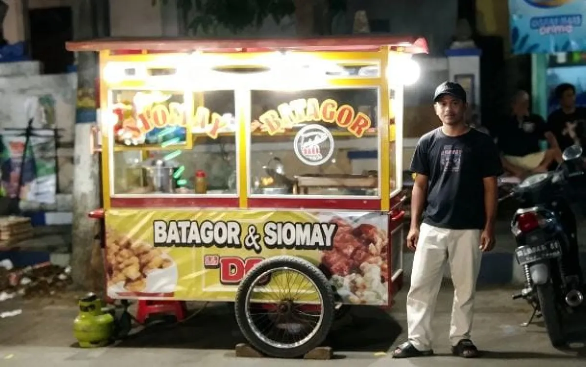 Perjuangan Pedagang Batagor Asal Tasikmalaya Mengadu Nasib di Alun-Alun Trunojoyo Sampang